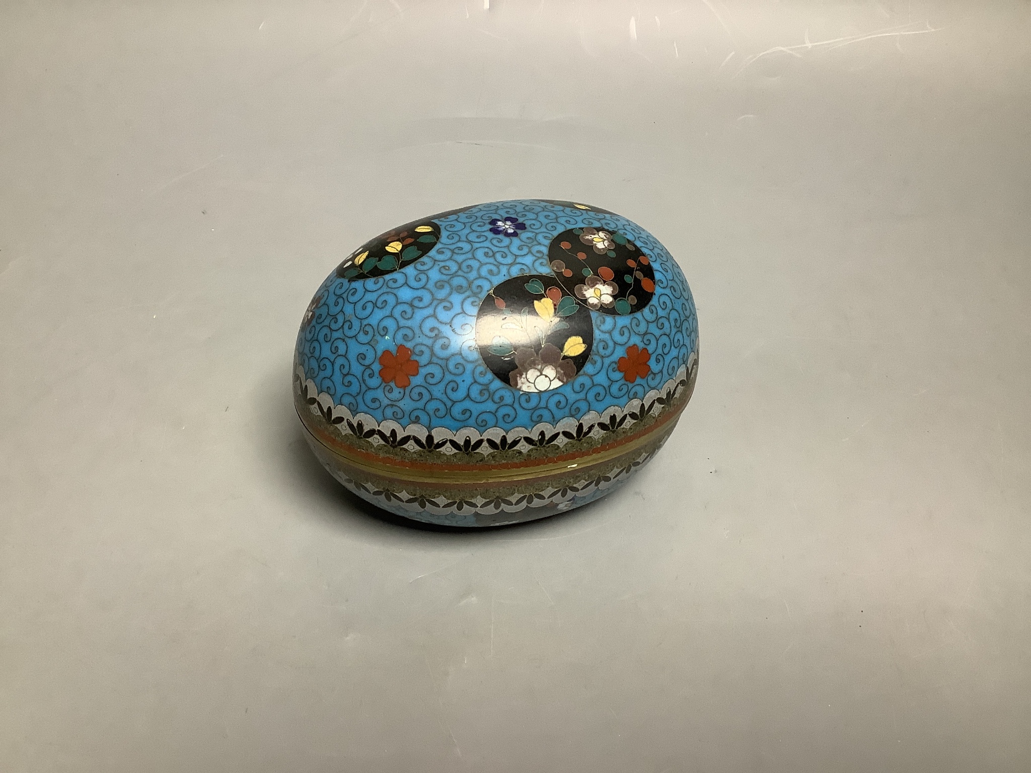 A Chinese cloisonne enamel egg shaped box and cover, early 20th century, 12.3cm